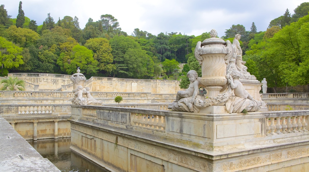 Nimes som inkluderar en staty eller skulptur och historisk arkitektur