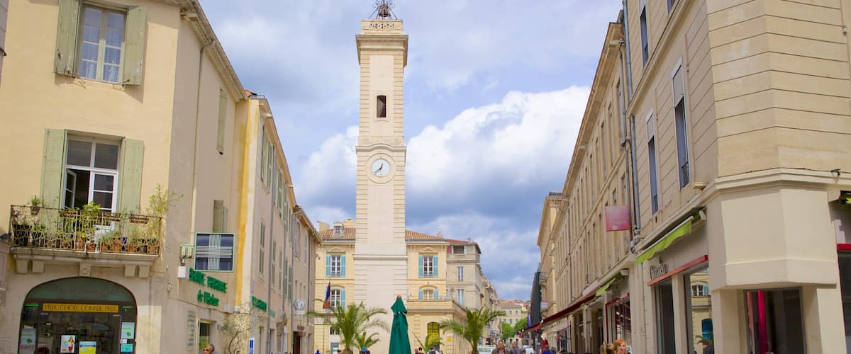 Nîmes mostrando escenas urbanas y también un gran grupo de personas