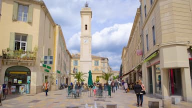 Nimes featuring street scenes as well as a large group of people