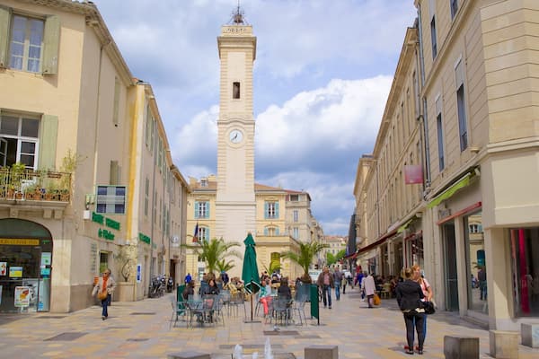 NĂźmes montrant scĂšnes de rue aussi bien que important groupe de personnes