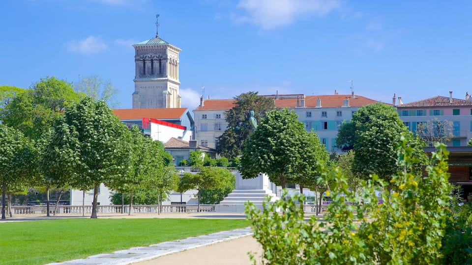 Valence featuring a park