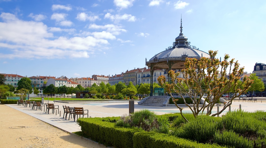 Valence ofreciendo un parque o plaza y un jardín