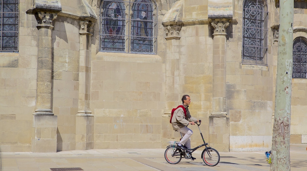 Valence que incluye ciclismo y escenas urbanas y también un hombre