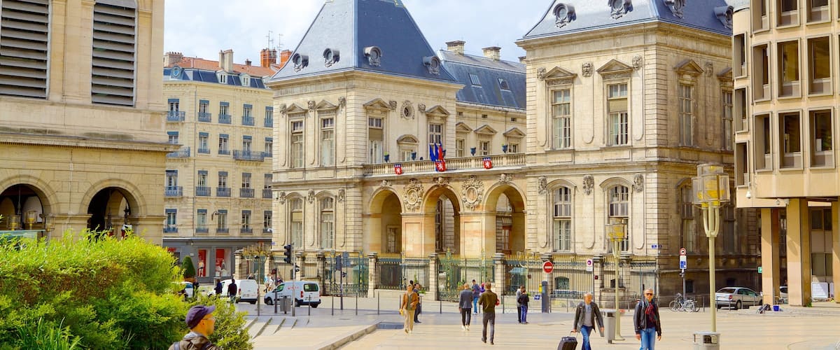 Opéra de Lyon montrant scènes de rue aussi bien que important groupe de personnes