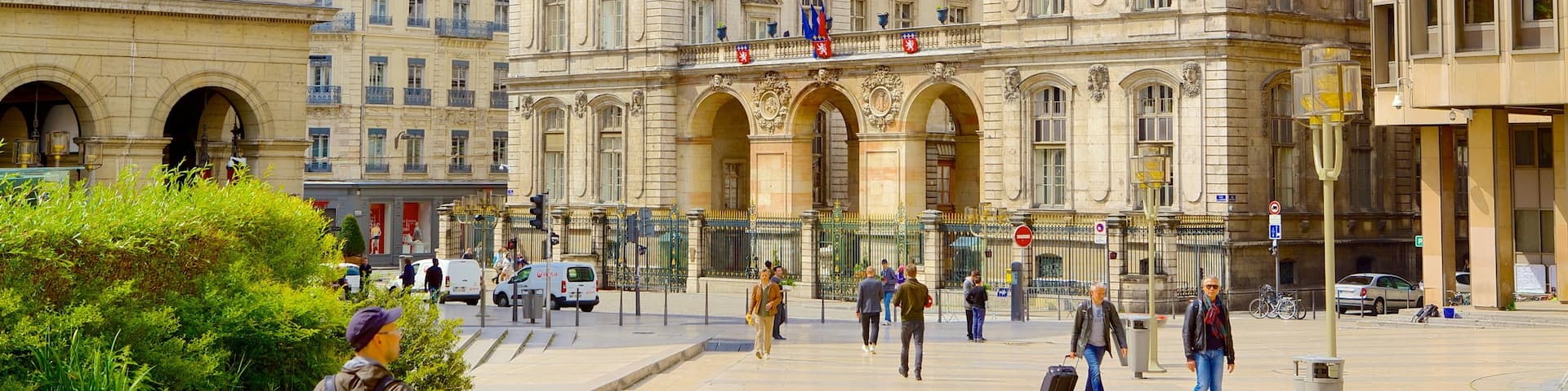 Opéra de Lyon montrant scÚnes de rue aussi bien que important groupe de personnes