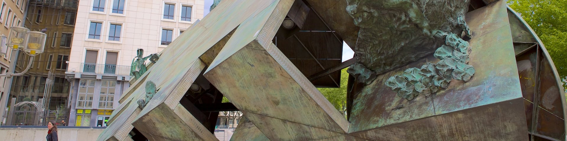 Lyon Opera which includes outdoor art