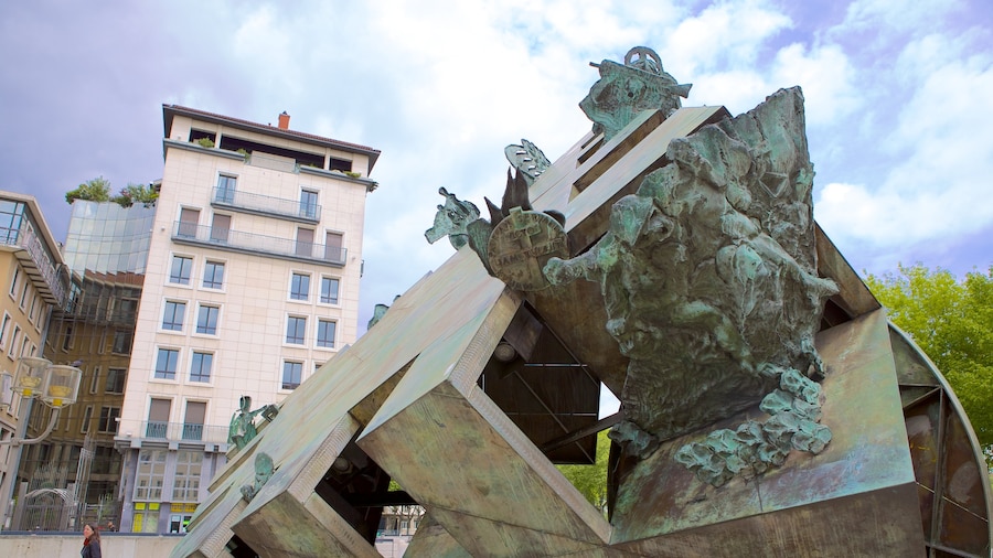 Lyon Opera which includes outdoor art
