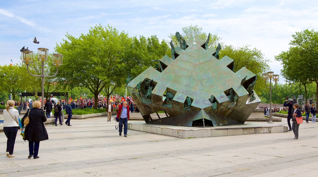 Lyon Opera which includes a monument, a square or plaza and outdoor art