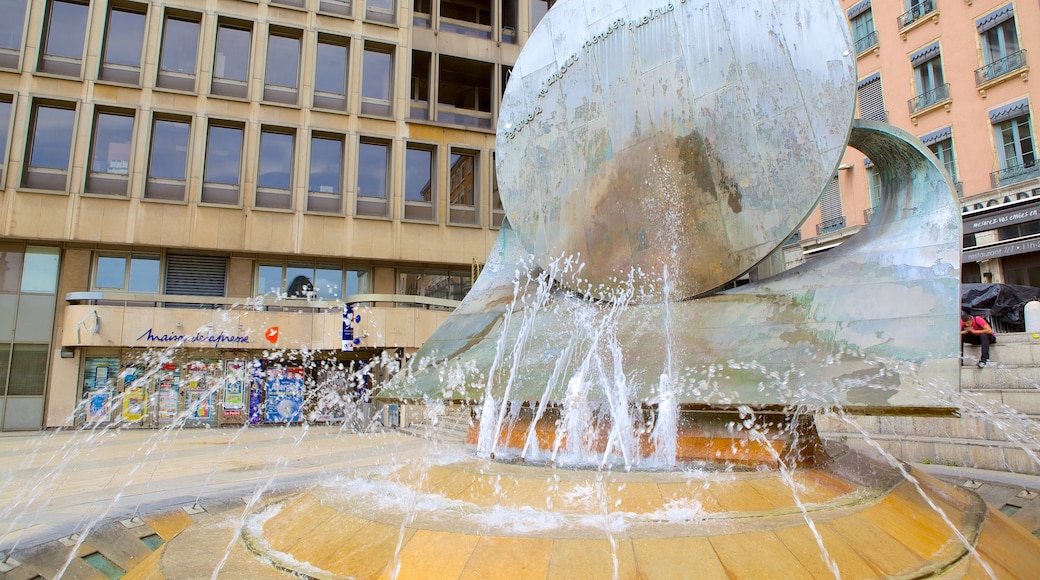 Opera di Lione mostrando piazza, fontana e arte urbana