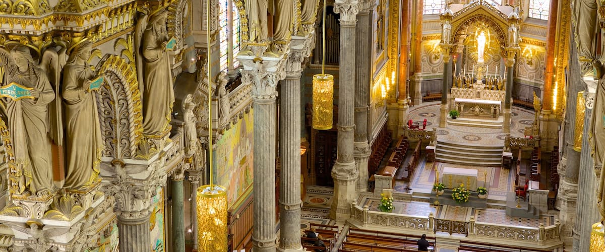 Basilique Notre-Dame qui includes vues intérieures, patrimoine architectural et éléments religieux
