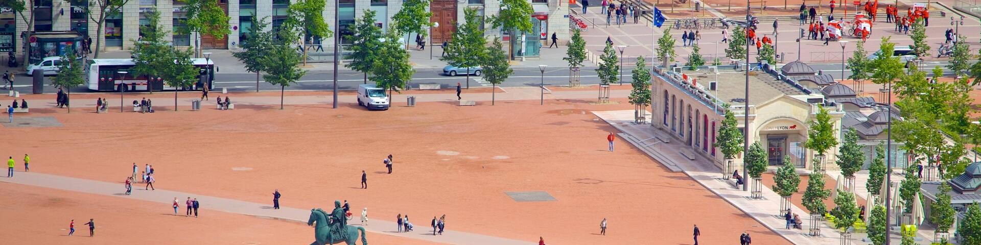 Notre Dame Basilica showing a square or plaza