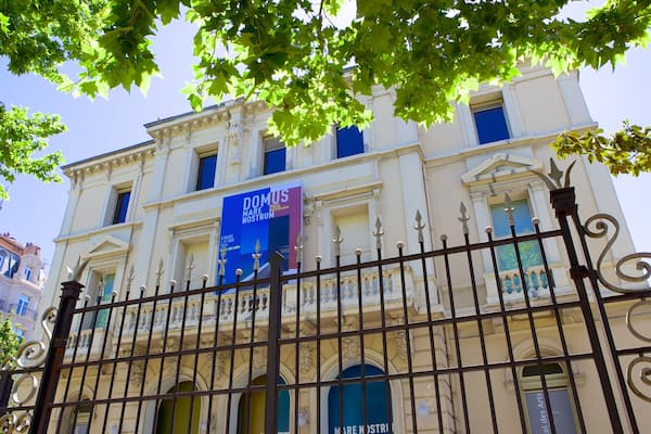 Hôtel des Arts qui includes scènes de rue