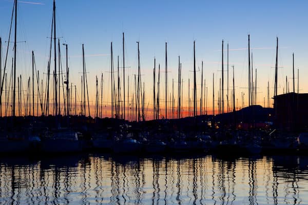 Port de Toulon montrant coucher de soleil, vues littorales et marina