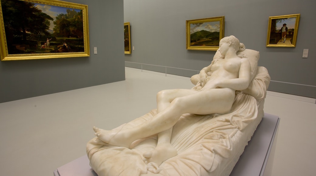 Musée Fabre ofreciendo una estatua o escultura, arte y vistas interiores