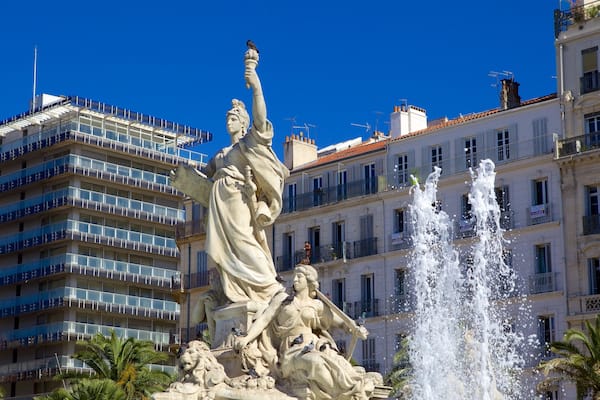 Place de la Liberté mit einem Springbrunnen und Statue oder Skulptur