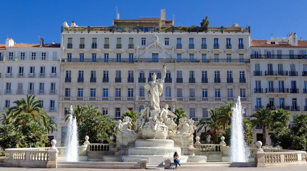 Place de la Liberté mettant en vedette square ou place, fontaine et statue ou sculpture