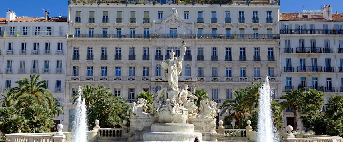 Place de la Liberté mostrando una estatua o escultura, una fuente y un parque o plaza