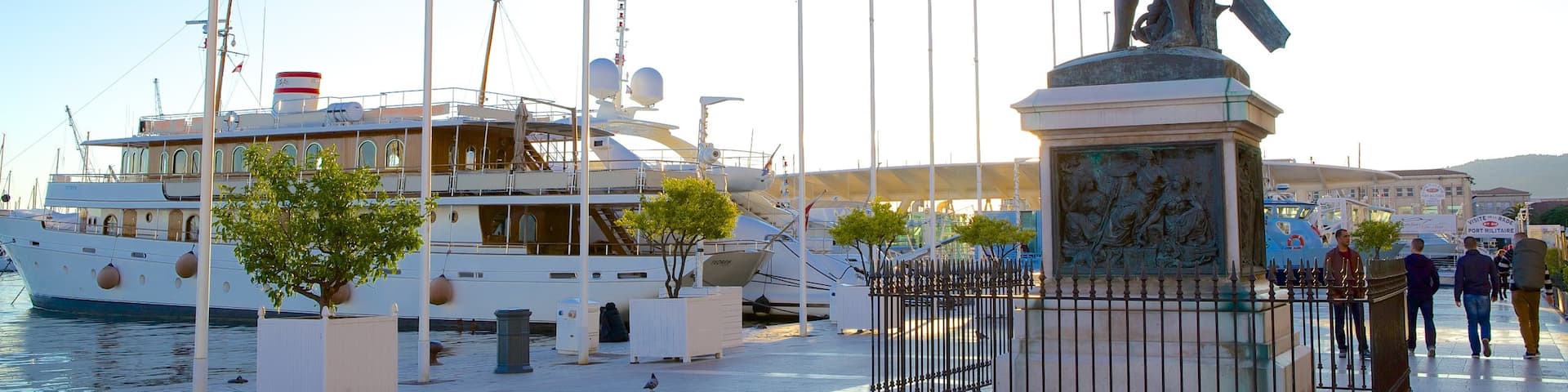 Toulon Marina featuring street scenes and a statue or sculpture