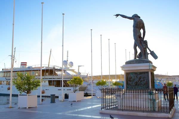 Marina de Toulon mettant en vedette statue ou sculpture et scènes de rue