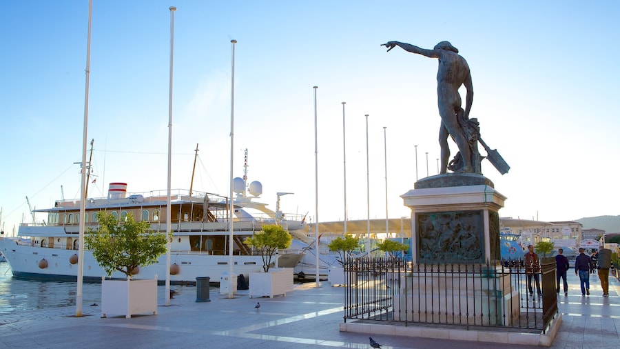 Toulon Marina ofreciendo escenas cotidianas y una estatua o escultura