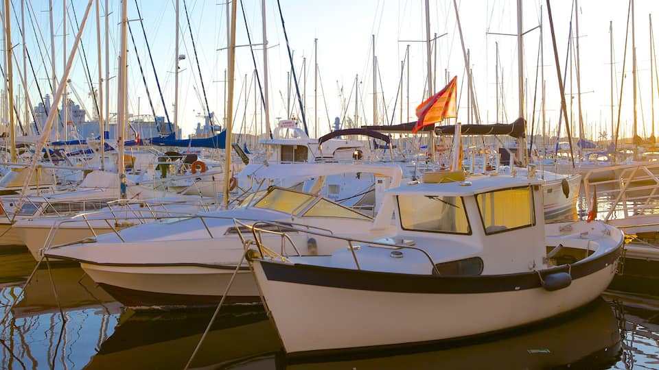 Marina de Toulon mettant en vedette navigation, marina et voile