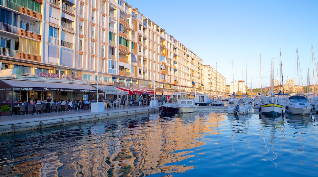 Toulons marina som inkluderar båtkörning, kustutsikter och segling