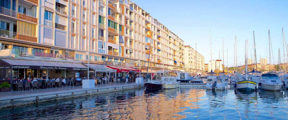 Marina de Toulon montrant navigation, voile et vues littorales