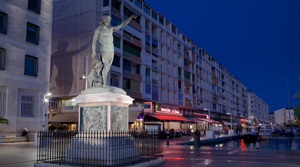 Toulon Marina som omfatter natteliv, en statue eller en skulptur og en plads eller et torv