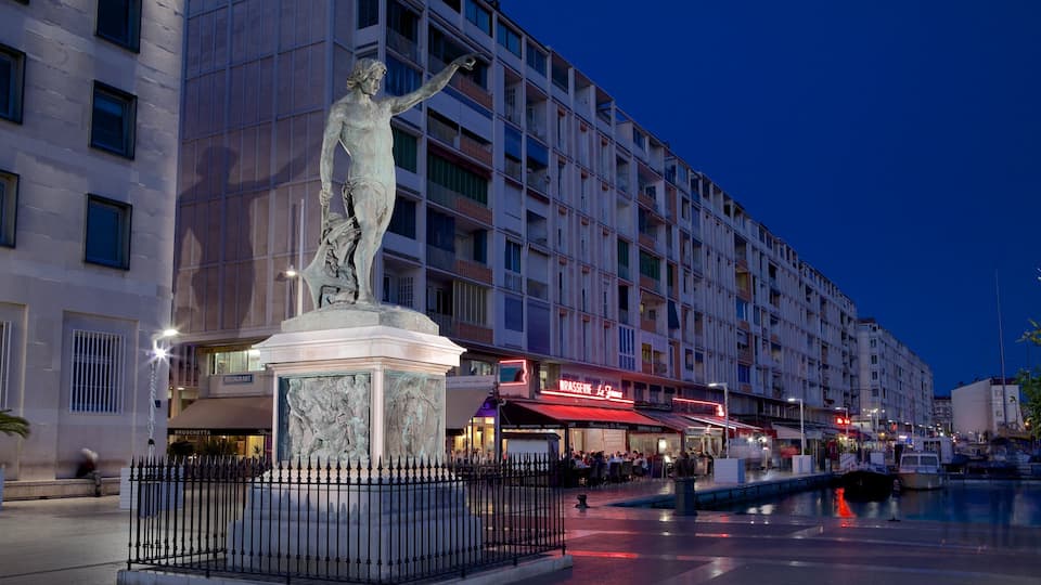 Marina de Toulon montrant scènes de nuit, square ou place et statue ou sculpture
