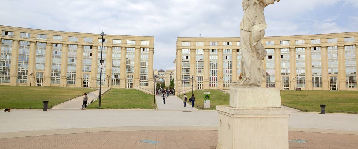 Esplanade de l\'Europe mettant en vedette statue ou sculpture et square ou place