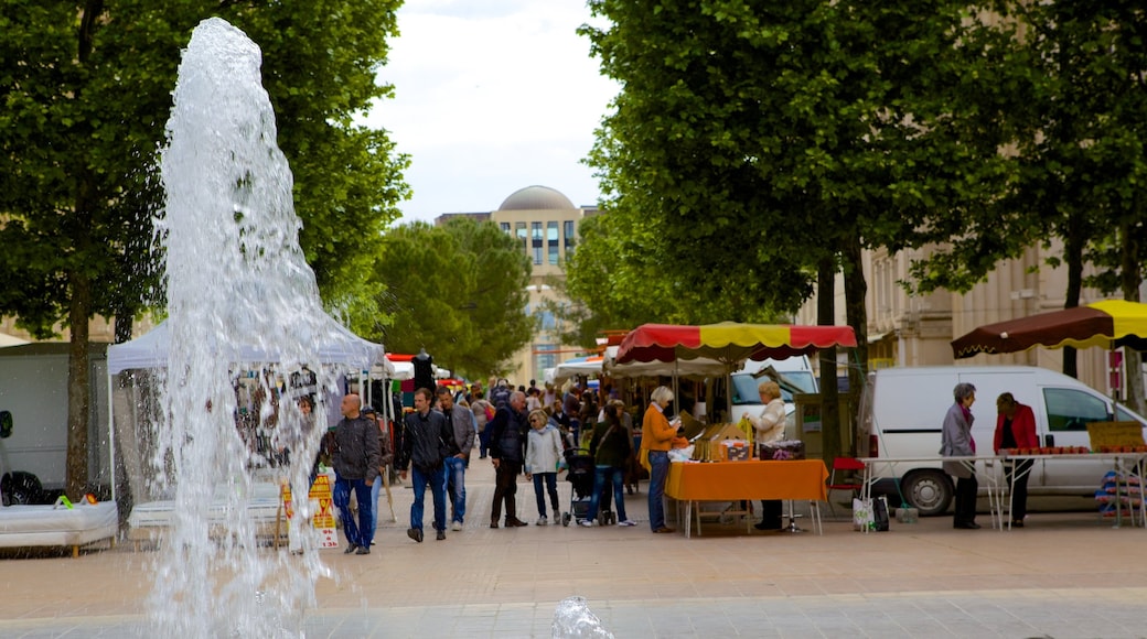 Esplanade de l\'Europe que incluye una fuente y escenas urbanas y también un gran grupo de personas