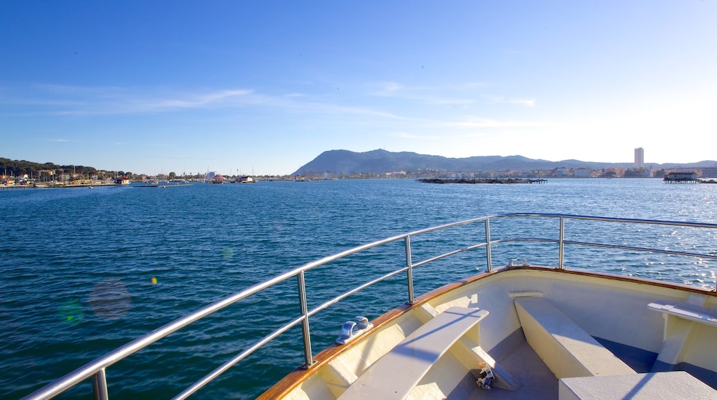 Toulon mettant en vedette navigation, ville côtière et baie ou port