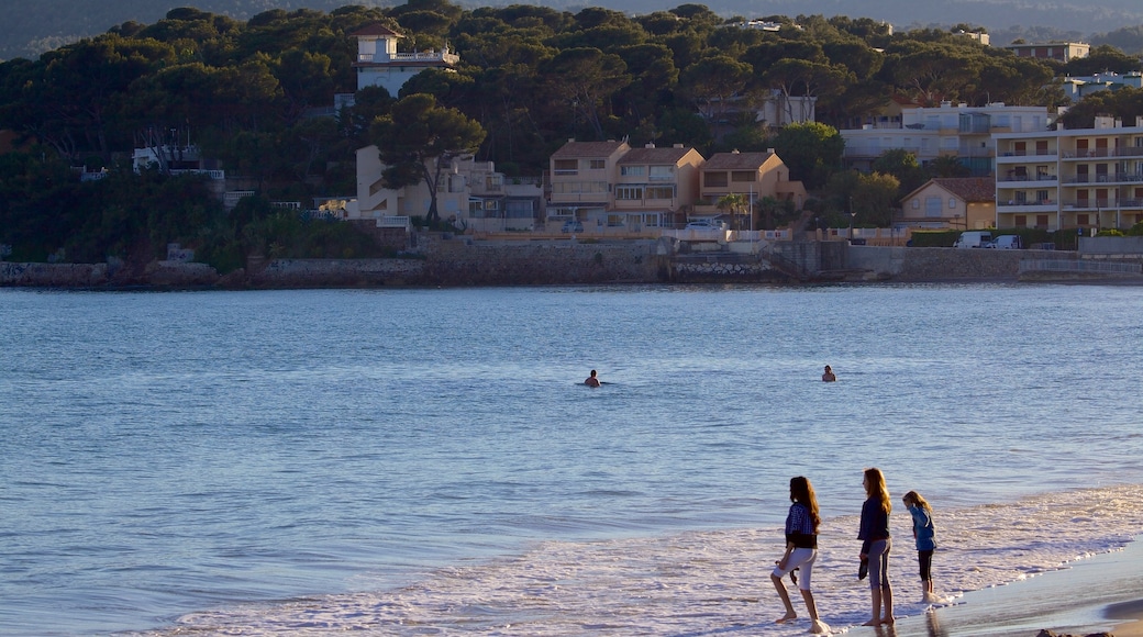 Tolón ofreciendo natación, una playa de arena y una ciudad costera