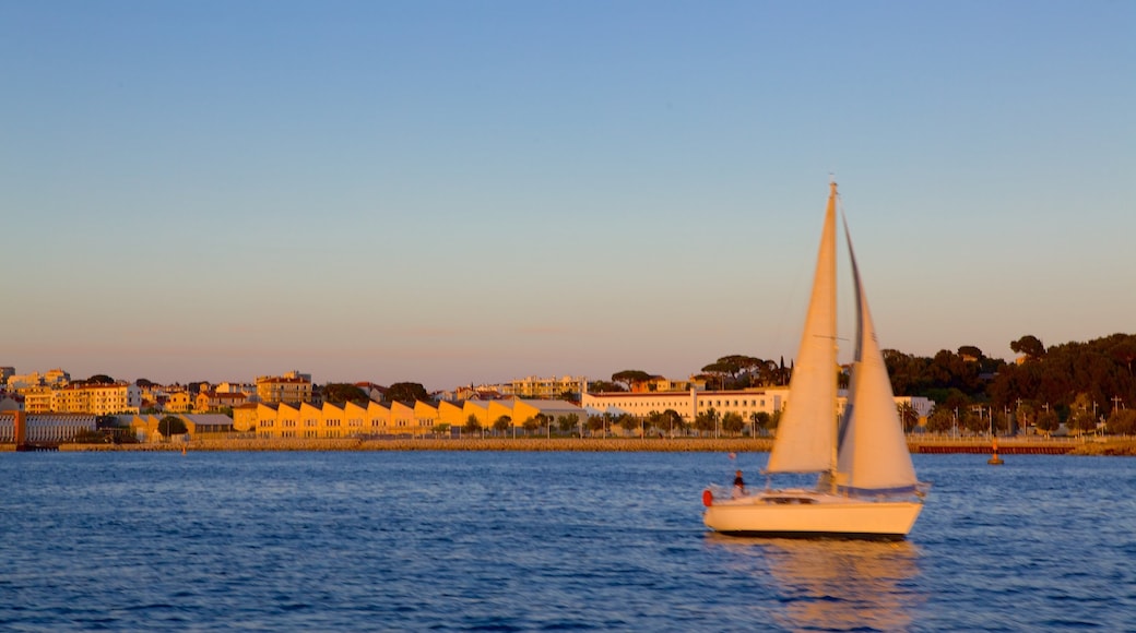 Toulon som inkluderer seiling, solnedgang og kyst