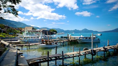 Panajachel mostrando paseos en lancha, una bahía o puerto y un lago o abrevadero