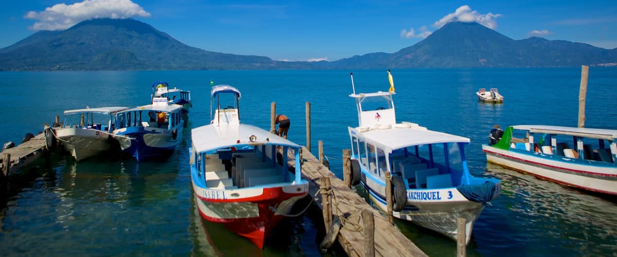 Panajachel que incluye un lago o abrevadero, una bahía o puerto y paseos en lancha