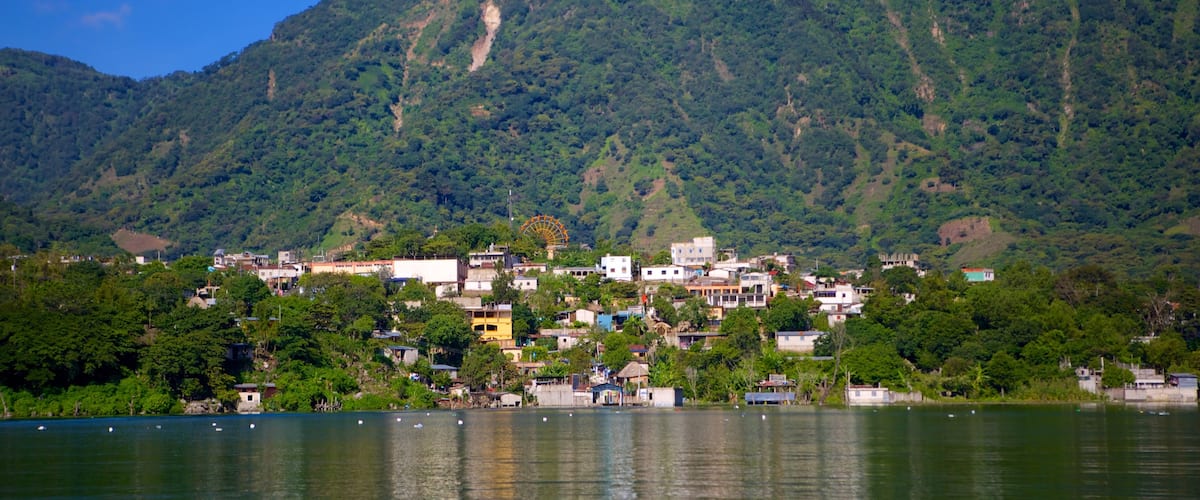 San Juan La Laguna ofreciendo un lago o abrevadero y montañas