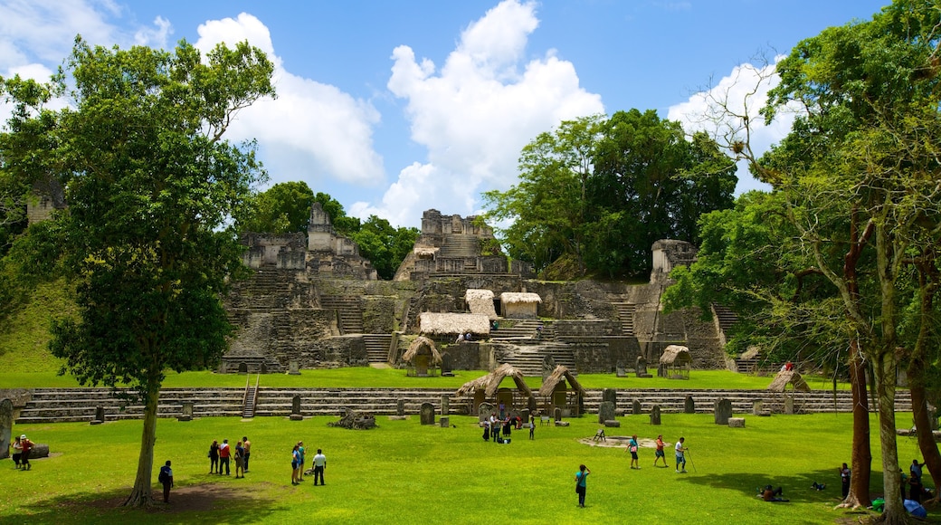 Tikal que inclui uma ruína e elementos de patrimônio