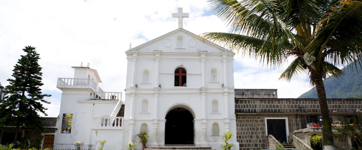 聖彼得教堂 呈现出 街道景色, 宗教元素 和 教堂或大教堂