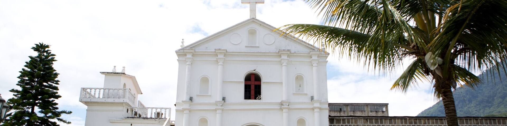Church of Saint Peter showing religious aspects, street scenes and a church or cathedral