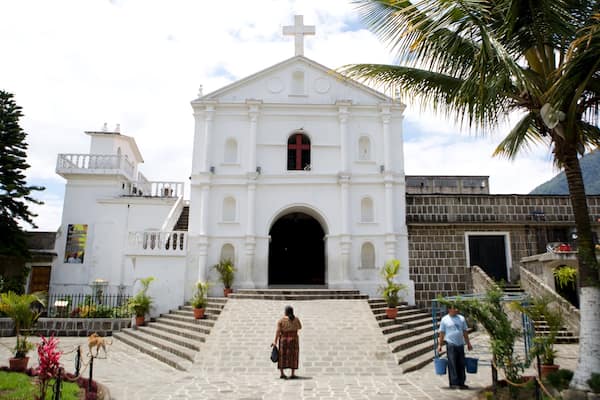 Peterskyrkan som visar gatuliv, religiösa element och en kyrka eller katedral