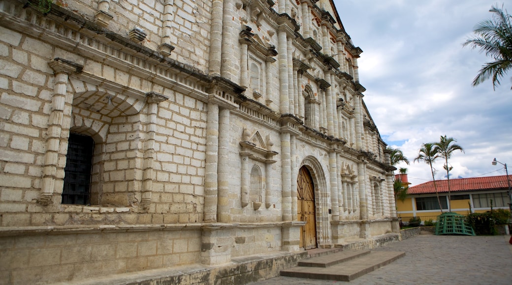 Igreja de São Francisco que inclui arquitetura de patrimônio, uma igreja ou catedral e cenas de rua