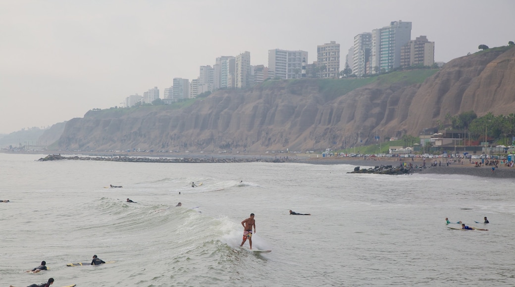 Lima que incluye vistas generales de la costa, surf y olas