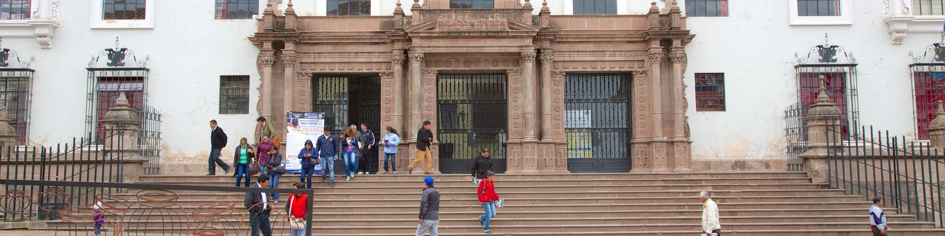 Cusco - Machu Picchu featuring street scenes as well as a large group of people