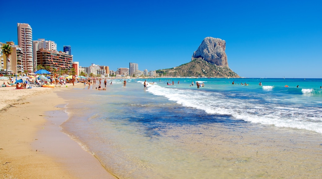 España que incluye una playa de arena y vistas panorámicas y también un grupo grande de personas