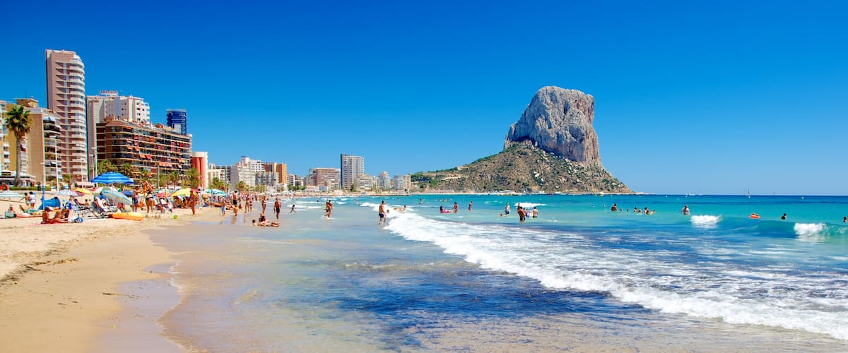 España ofreciendo una playa y vistas de paisajes y también un gran grupo de personas