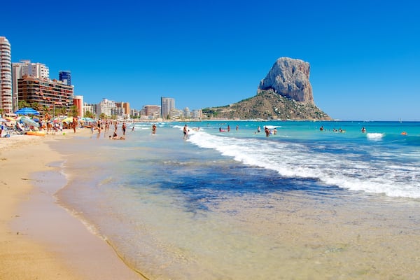 Espagne mettant en vedette panoramas et plage aussi bien que important groupe de personnes