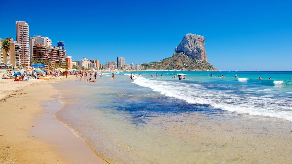 Espagne mettant en vedette panoramas et plage de sable aussi bien que important groupe de personnes