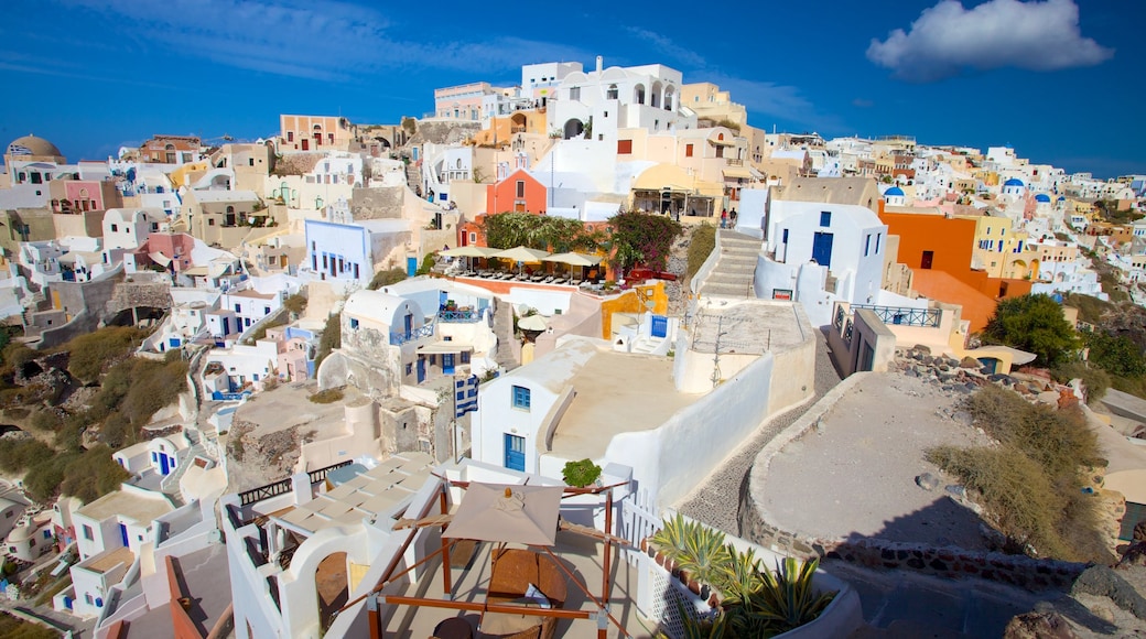 Oia ofreciendo una ciudad y vista panorámica