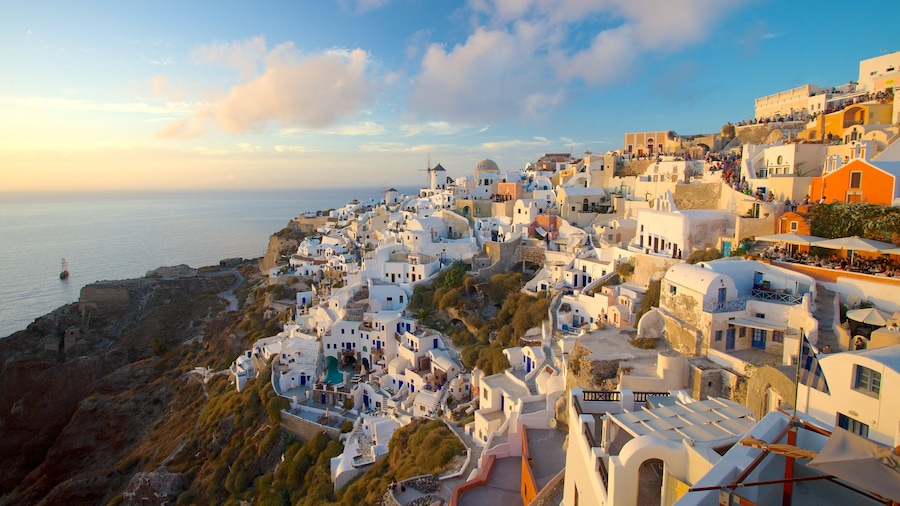 Oia som omfatter en solnedgang og en kystby